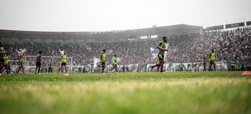 Mais de 10 mil torcedores estiveram nesta sexta em São Januário na véspera da semi da Copa do Brasil