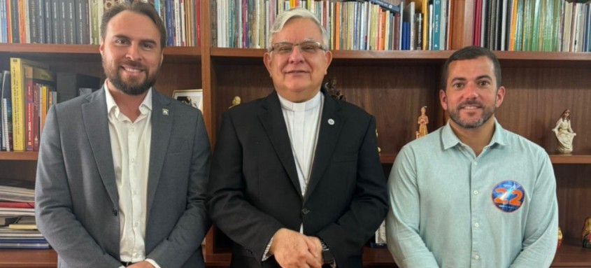 Vereador eleito Allan Lyra, o arcebispo da Arquidiocese de Niterói, Dom José Francisco e o candidato à Prefeitura de Niterói Carlos Jordy (PL)