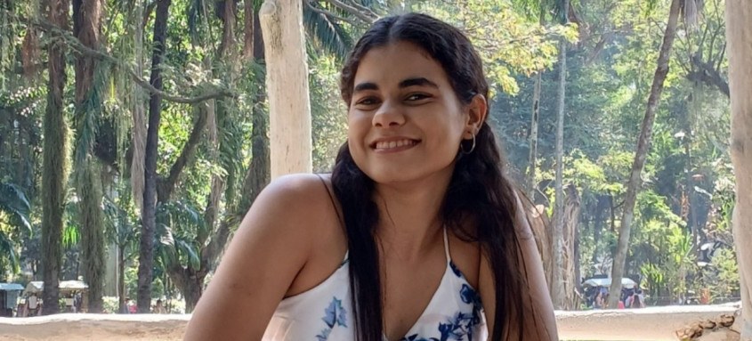 Escritora gonçalense Gabrielly José, de 23 anos, lança neste sábado o livro 'Daqui não dá pra ver o céu'