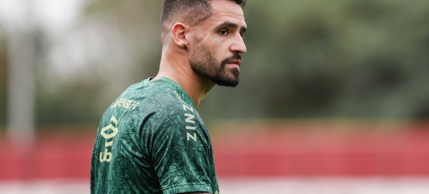 A defesa do meia atualmente no Fluminense alega que tentou entrar em um acordo com o time paulista antes de mover uma ação judicial