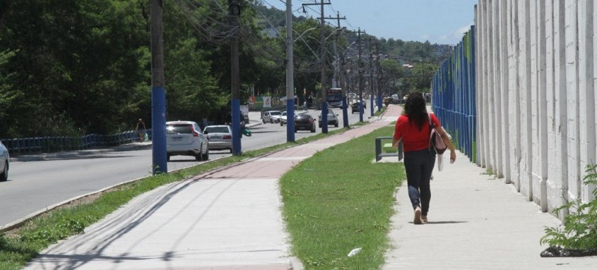 Novas calçadas possuem um padrão de altura e rampas de acessibilidade para pessoas com deficiência (PcDs)