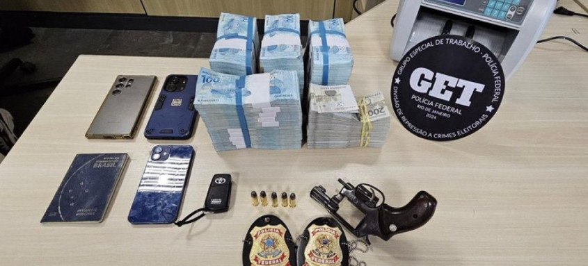 A Polícia Federal prendeu dois homens em flagrante por transportarem R$ 500 mil em espécie e um revólver calibre .38 com cinco munições, no bairro de Icaraí, em Niterói