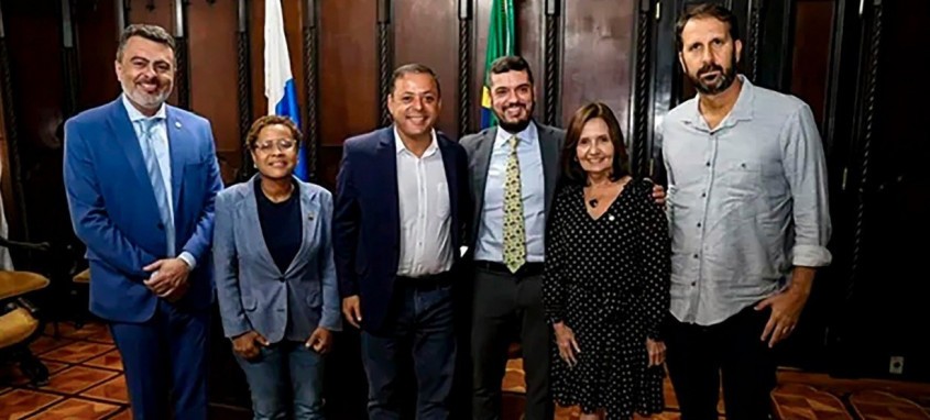 Da esquerda para direita: Vitor Junior, Verônica Lima, Rodrigo Neves, Rodrigo Bacellar, Martha Rocha e Flávio Serafini