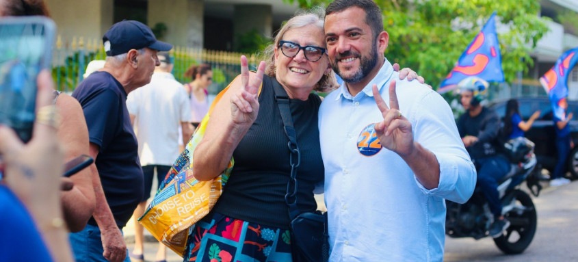 Neste sábado, o candidato à Prefeitura de Niterói Carlos Jordy (PL) percorreu diversos bairros da cidade sendo recebido com entusiasmo pelos eleitores