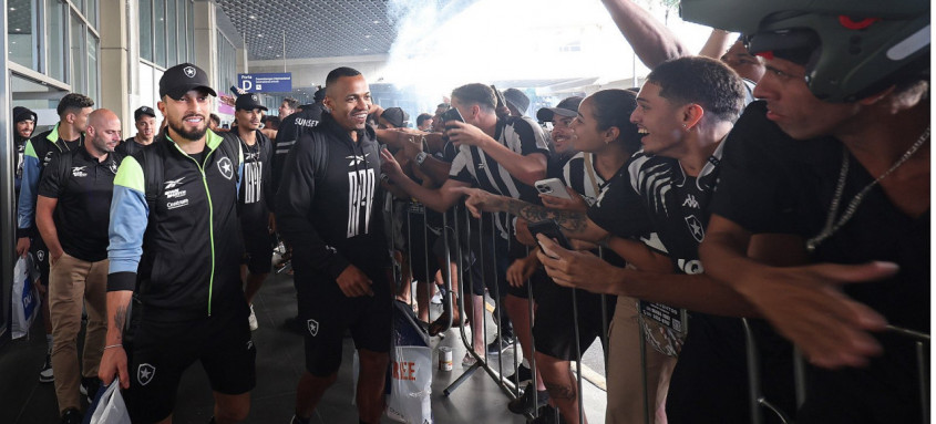 Jogadores do Botafogo foram recepcionados pela torcida no Rio após a classificação para a final da Copa Libertadores