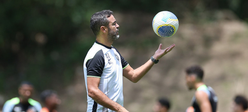 Artur Jorge, técnico do Botafogo, quer ver seu time repetindo a fome de gols exibida contra o Vasco