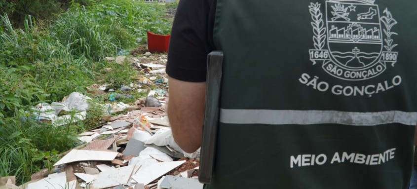 Suspeito retirava os entulhos de um carro e despejava no terreno
