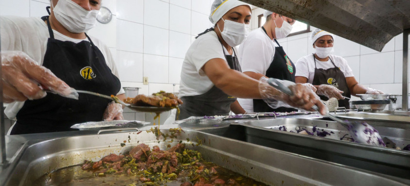 Programas do Governo do Estado, RJ Alimenta, Café do Trabalhador e Restaurante do Povo, oferecem, juntos, cerca de 53 mil refeições por dia