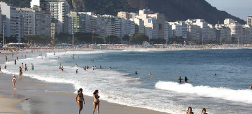 Imóveis, em áreas nobres, como a Av. Atlântica, em Copacabana, vão a leilão por débito com IPTU