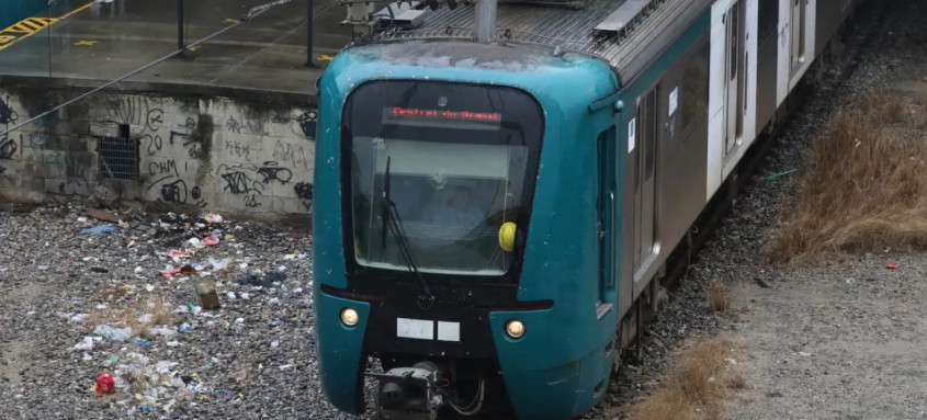 Criminosos furtaram cerca de 1,2 quilômetros de cabos da rede aérea da via ferroviária metropolitana do Rio