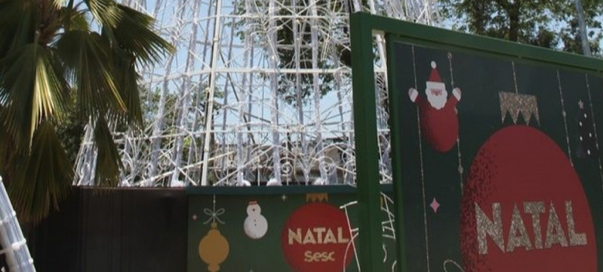 Através da parceria entre Prefeitura de São Gonçalo e Sesc, Praça da Trindade receberá uma árvore de Natal de 23 metros