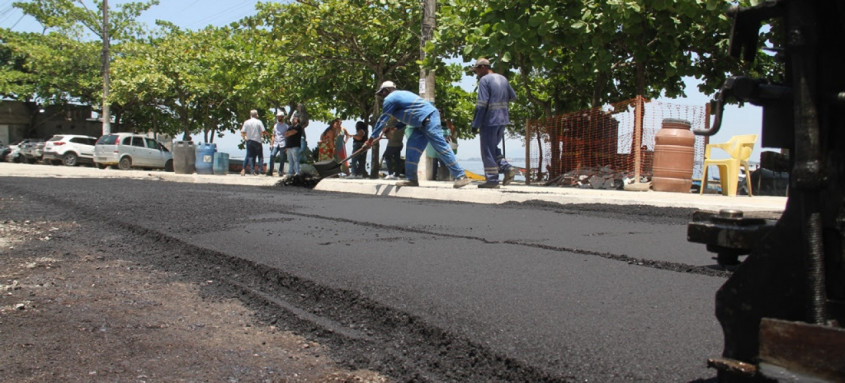 Parte da orla da Praia das Pedrinhas foi pavimentada nesta quinta por equipes da Secretaria de Desenvolvimento Urbano da Prefeitura de São Gonçalo