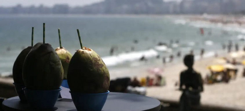 Para esta situação de intenso calor, é recomendado, que mesmo sem ter sede, a população aumente a ingestão de água ou de sucos de frutas naturais, sem adição de açúcar