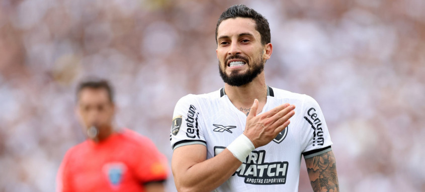 Alex Telles chegou ao Botafogo este ano e se tornou peça fundamental no time
