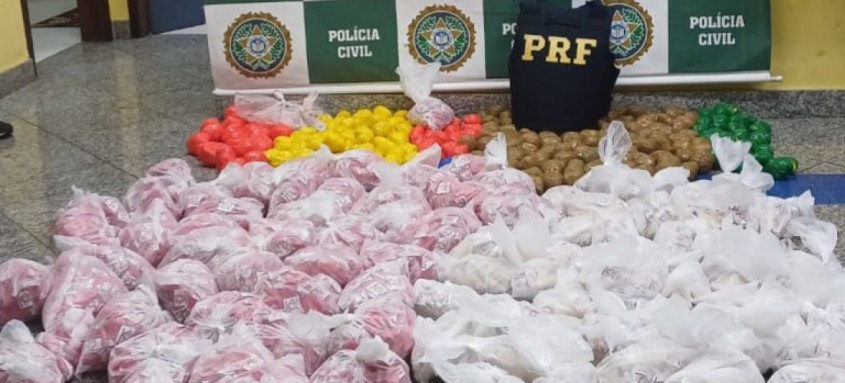 Mais de 20 mil 'sacolés' de cocaína foram apreendidos pela PRF em Magé, na Baixada Fluminense