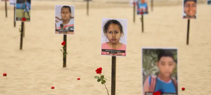 Rio de Paz faz ato contra mortes de crianças por violência, na praia de Copacabana