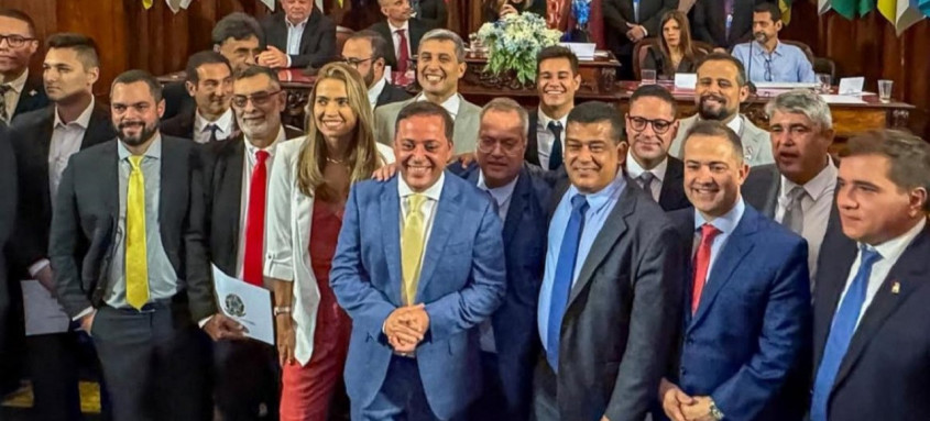 Prefeito eleito Rodrigo Neves e vice-prefeita Isabel Swan foram diplomados na noite de quarta-feira em cerimônia na Câmara Municipal de Niterói