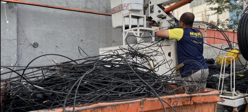 Funcionários da Prefeitura de Niterói já recolheram mais de 1 tonelada de fios caídos na cidade