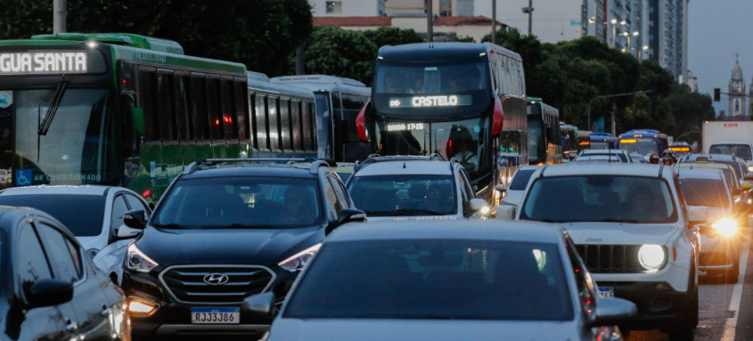 Donos de veículos no Estado do Rio aprovam pagamento do IPVA 2025 por Pix