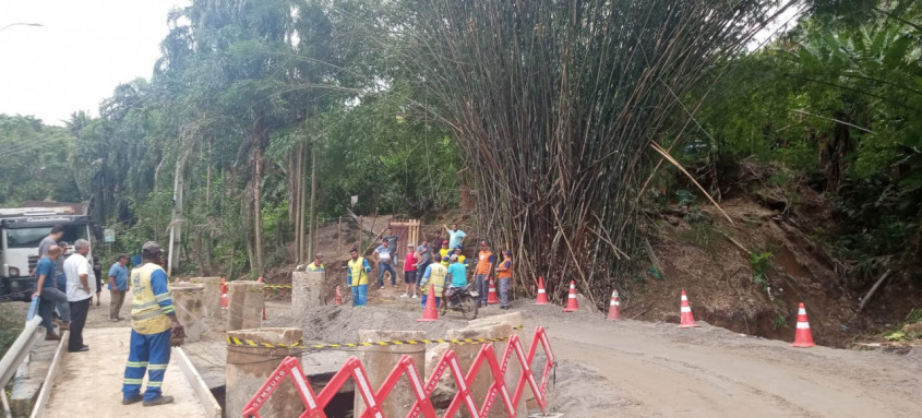 A cabeceira da Ponte do Frade, em Macaé, cedeu durante as chuvas e equipes do DER iniciaram os serviços emergenciais para a recuperação do trecho