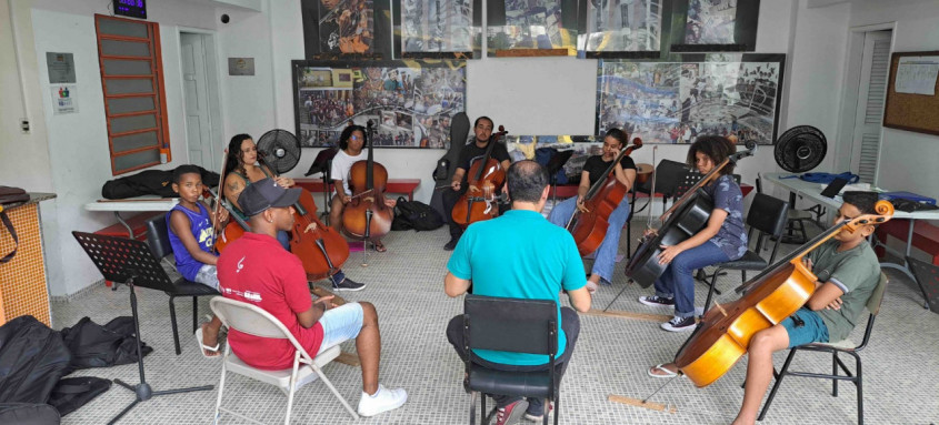 São 100 vagas para o público em geral, com preferência para alunos do Espaço Cultural da Grota, moradores de comunidades e estudantes da rede pública de ensino