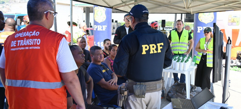 Motociclistas foram encaminhados para uma tenda onde a equipe de educação no trânsito simulou efeitos de embriaguez e de substâncias psicoativas para alertar sobre os riscos