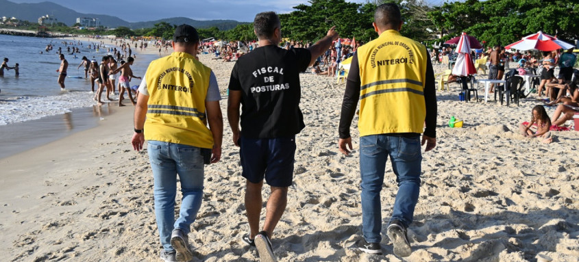 Fiscais do Departamento de Fiscalização de Posturas de Niterói e agentes da Secretaria Municipal de Ordem Pública (Seop) percorreram as praias da cidade