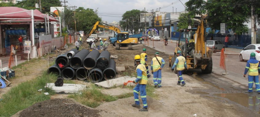 Estão sendo feitas instalações de manilhas para rede de drenagem e construídas vagas para estacionamento