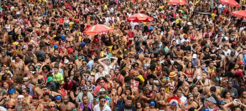 Multidão no bloco Chora, Me Liga no Carnaval 2023 