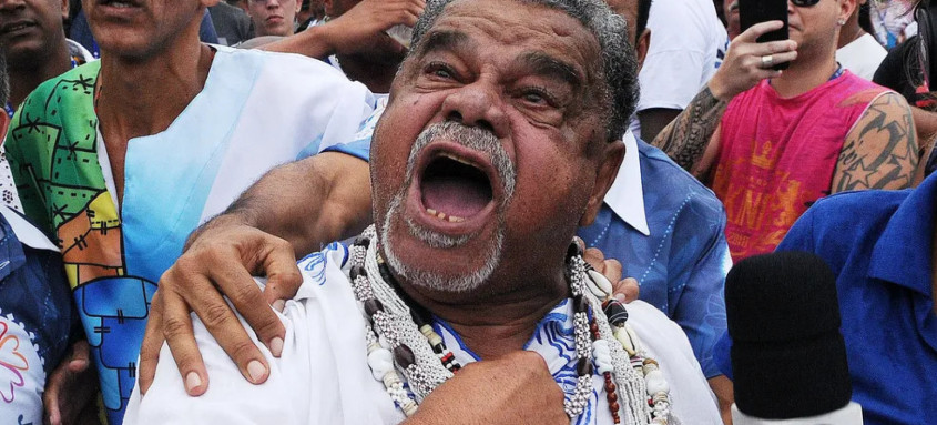 Laíla, diretor do carnaval da Beija-Flor, gritou muito com a vitória 