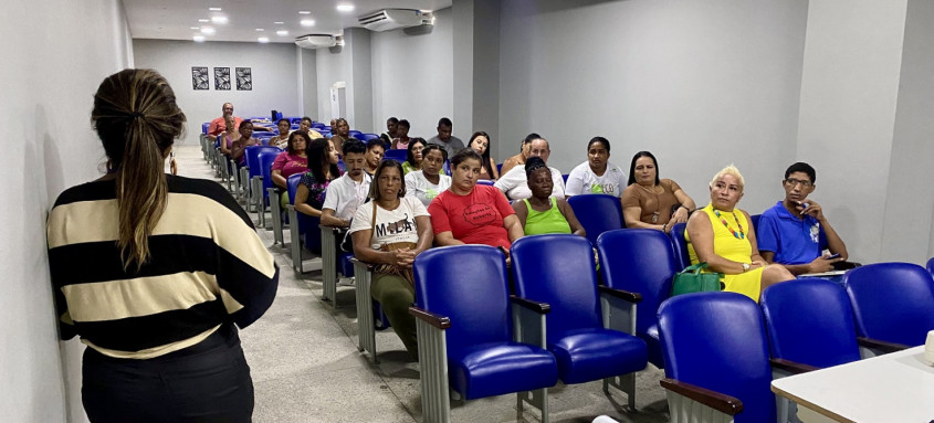 Palestra reúne profissionais que atuam nas creches conveniadas