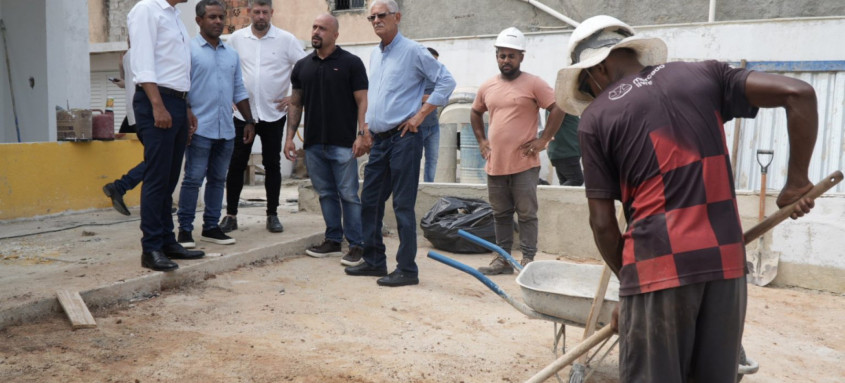 Prefeito vistoria obra na unidade do Porto do Rosa