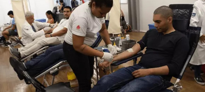 Assistente direção Eleva Urca doando sangue