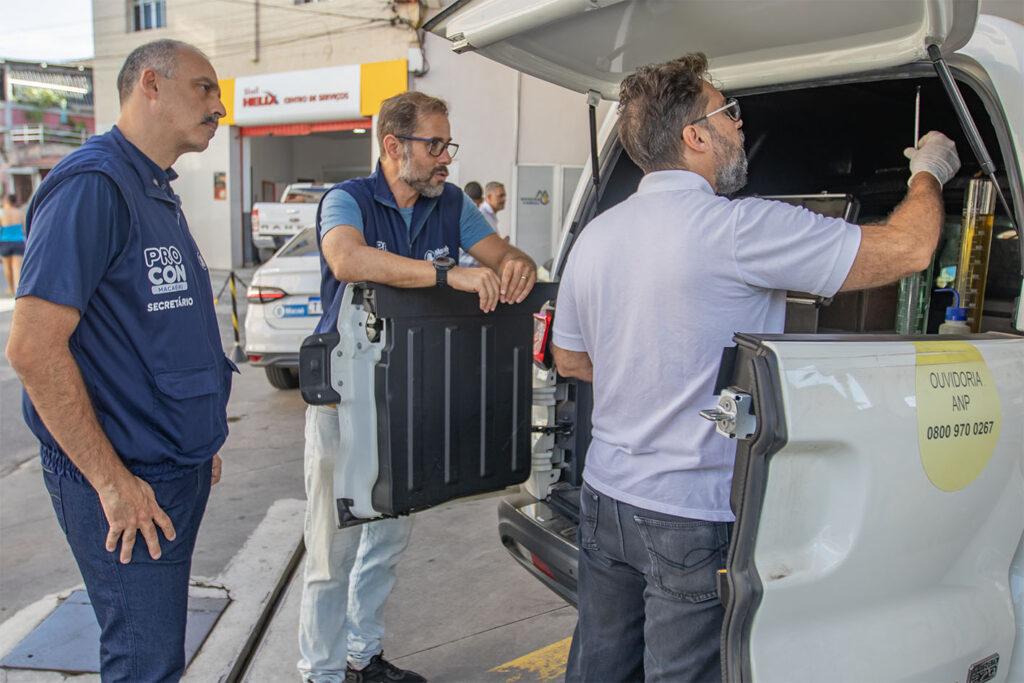 Ação conjunta do Procon e da ANP em fiscalização de posto de gasolina em Macaé
