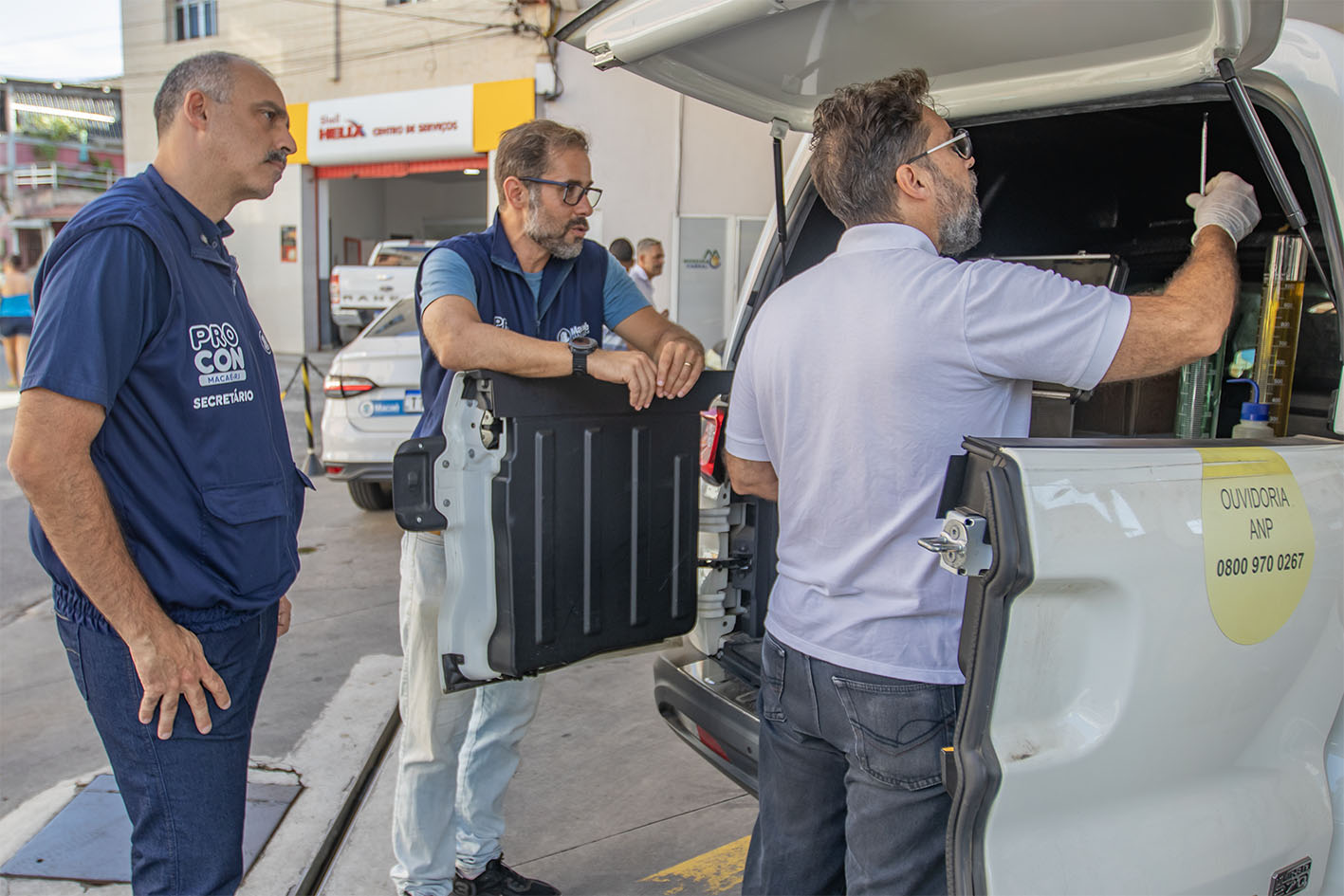 Ação conjunta do Procon e da ANP em fiscalização de posto de gasolina em Macaé