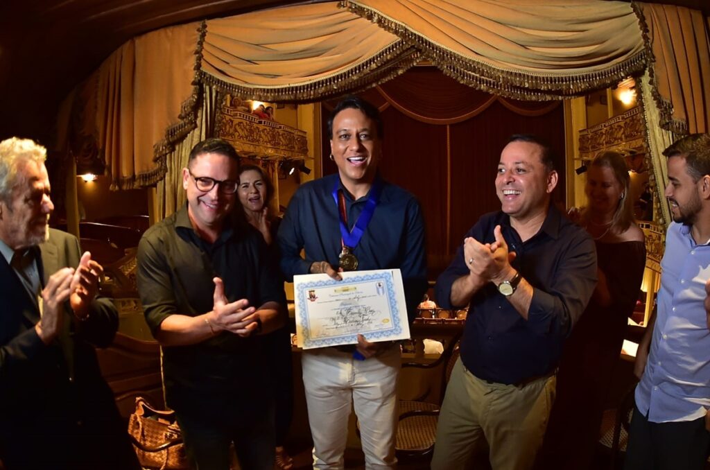 Filho de Tim Maia recebe Medalha Leila Diniz em Niterói na estreia do musical na cidade