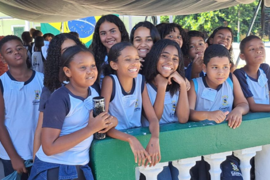 Alunos da rede municipal participam de comemoração do Dia do Exército