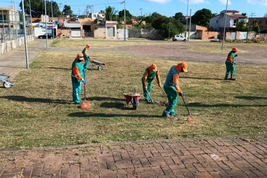 Prefeitura mantém serviços de limpeza no feriado e ponto facultativo 
      
         As equipes de limpeza de rua da Superintendência de Limpeza Pública realizaram mutirões com serviços de capina, roçada, varrição e retirada de...