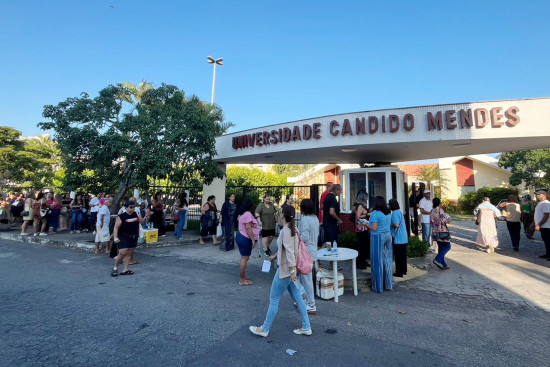 Provas do concurso público da educação de Campos aplicadas neste domingo 
      
         A Prefeitura de Campos deu início, na manhã deste domingo (26), à aplicação das provas do concurso público para contratação de cerca de 1 mil...
