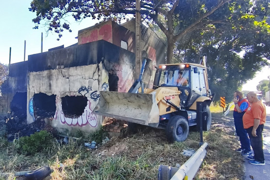 Defesa Civil realiza demolição de prédio que pegou fogo na Tapera 
      
         A Defesa Civil municipal atuou na manhã desta segunda-feira (27), no resquício do imóvel que pegou fogo na localidade de Tapera, próximo à BR...