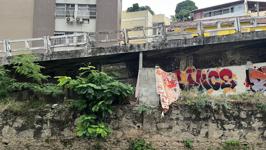 Local onde pessoas em situação de rua vivem na Avenida Ary Parreiras, em Icaraí — Foto do leitor