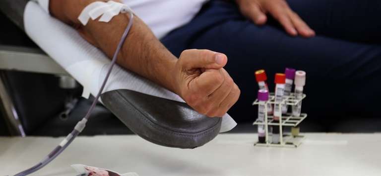 Pessoa durante doação de sangue