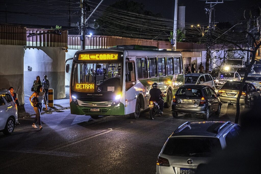Ônibus urbano circulando à noite no estado do Rio de Janeiro