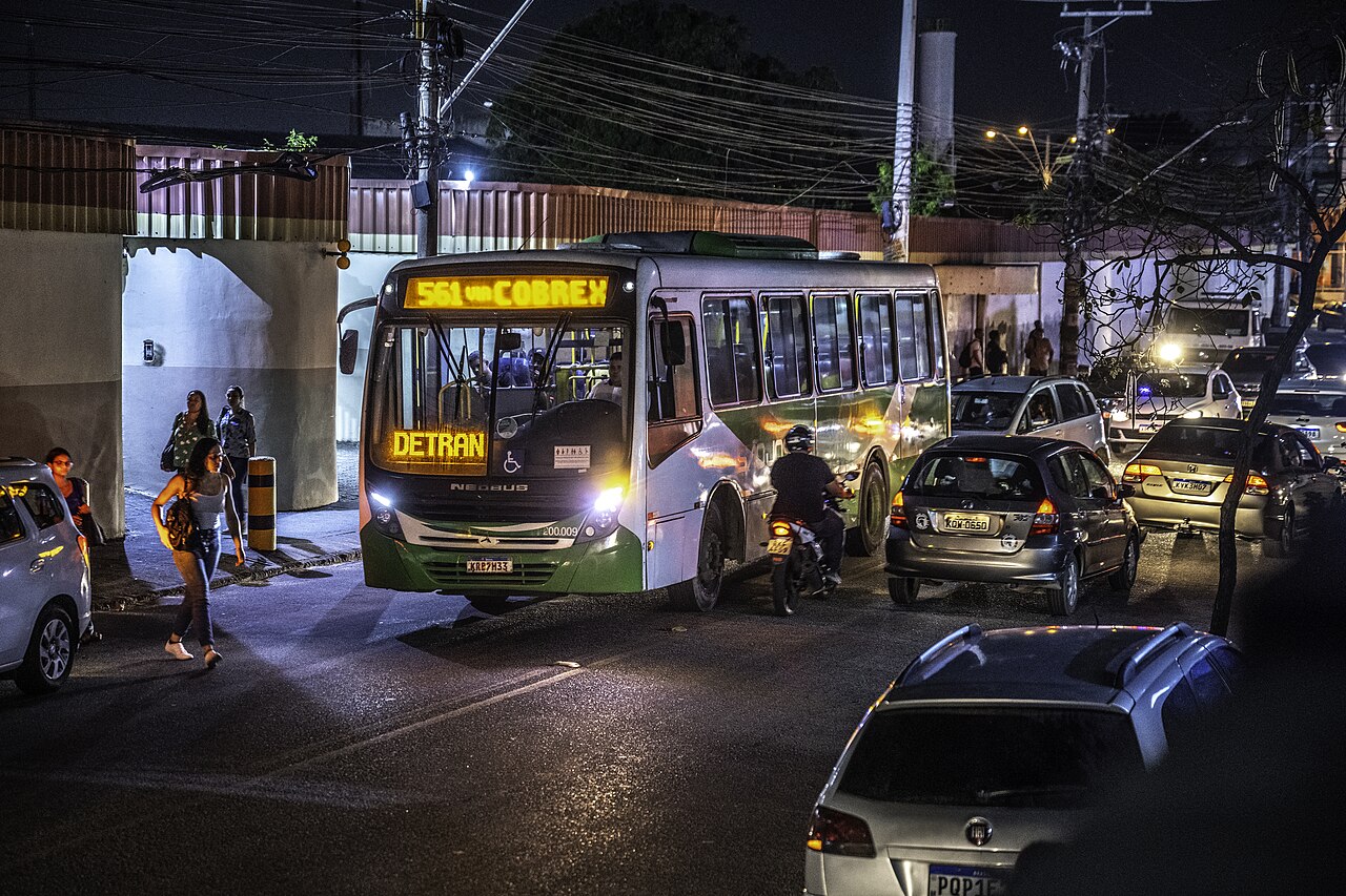 Ônibus urbano circulando à noite no estado do Rio de Janeiro