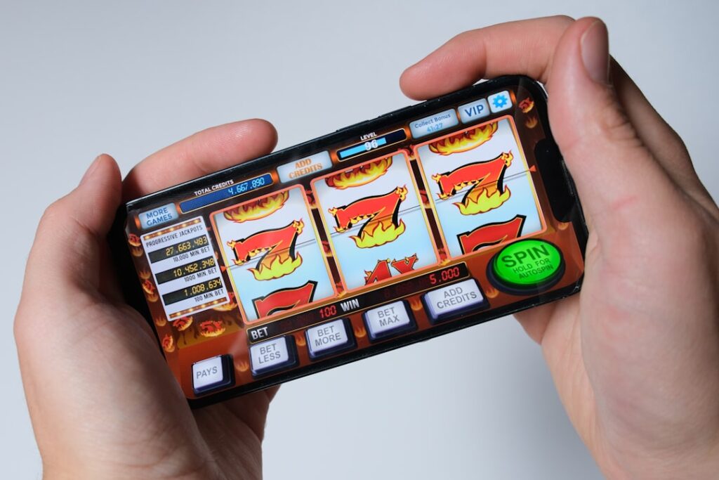 Pessoa usando aplicativo de jogo em celular, em imagem ilustrativa sobre apostas online