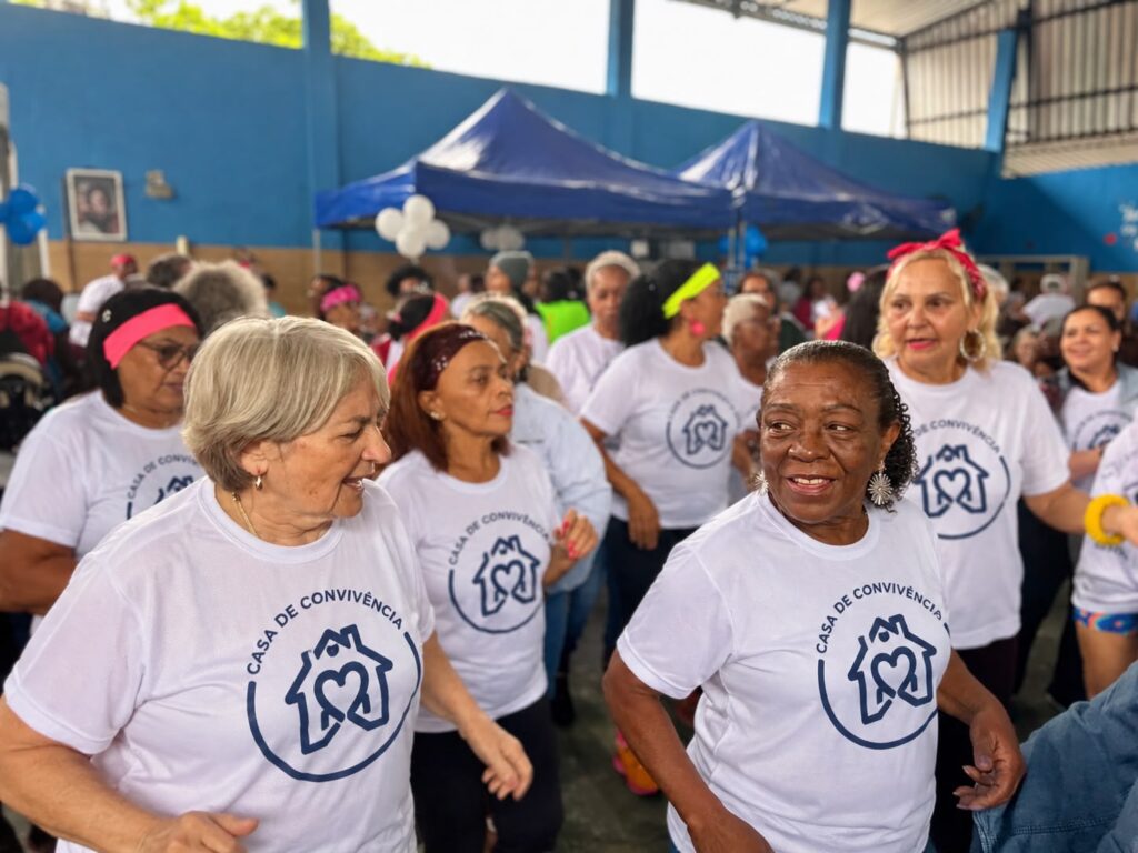 Grupo de pessoas idosas reunidas em atividade
