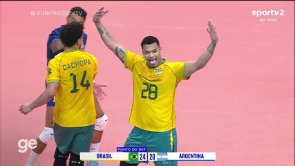 Jogadores da seleção brasileira masculina de vôlei comemoram ponto contra a Argentina