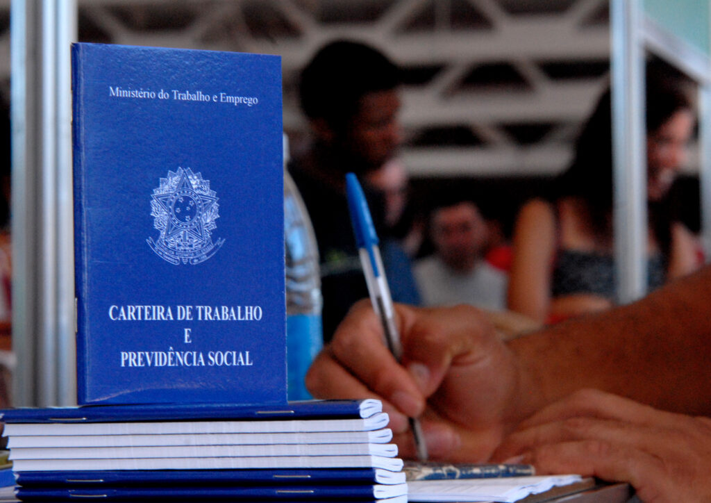 Carteiras de trabalho em ação de atendimento a trabalhadores