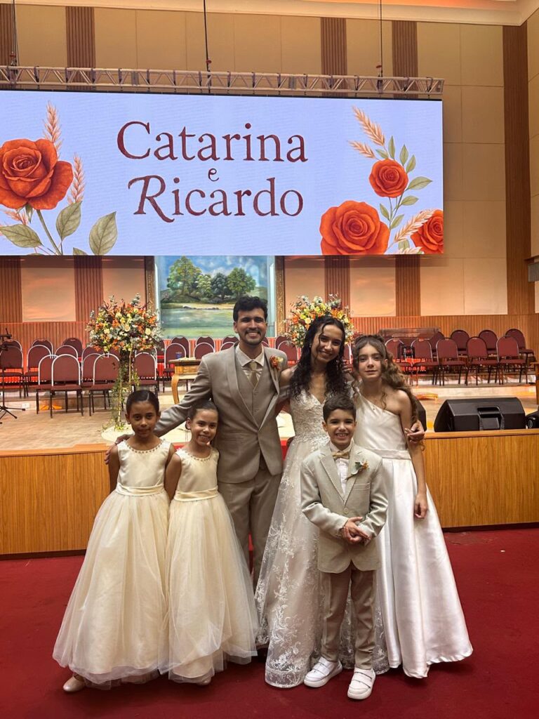 Catarina Heil e Ricardo Manhães com crianças após a cerimônia de casamento em Niterói
