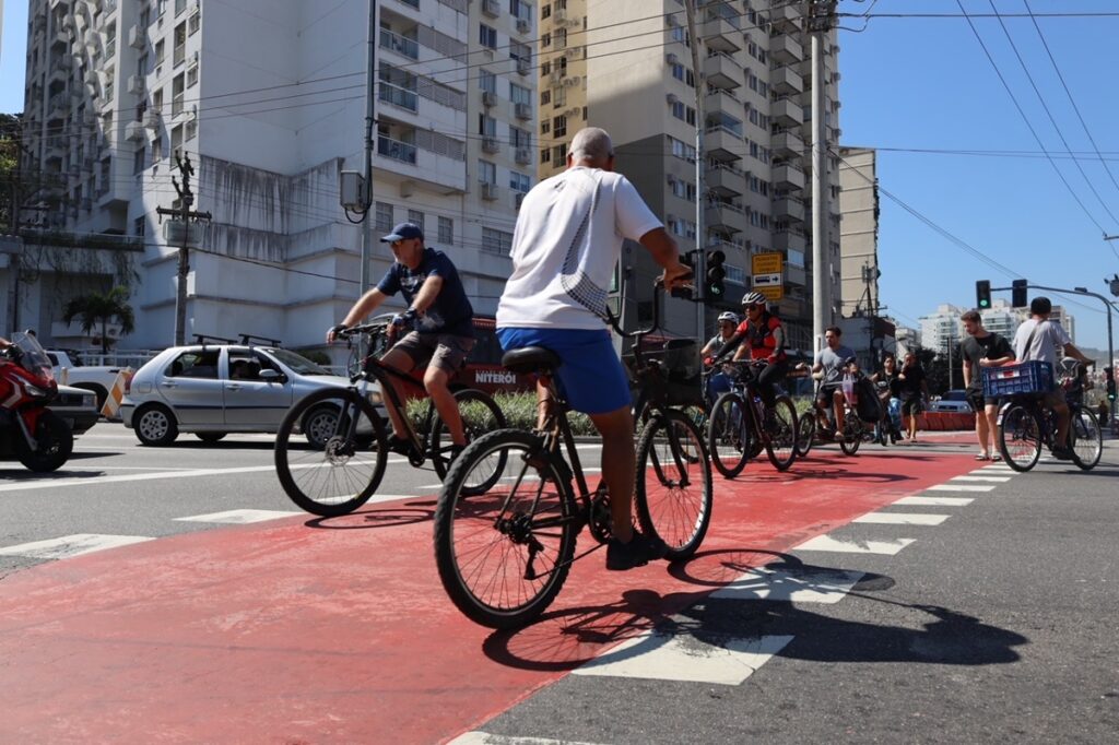 Ciclistas circulam pela ciclovia da Avenida Marquês do Paraná em Niterói